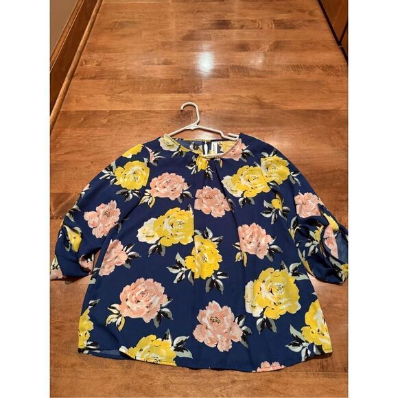 Woman’s boutique Lara floral blouse - Picture 1 of 3